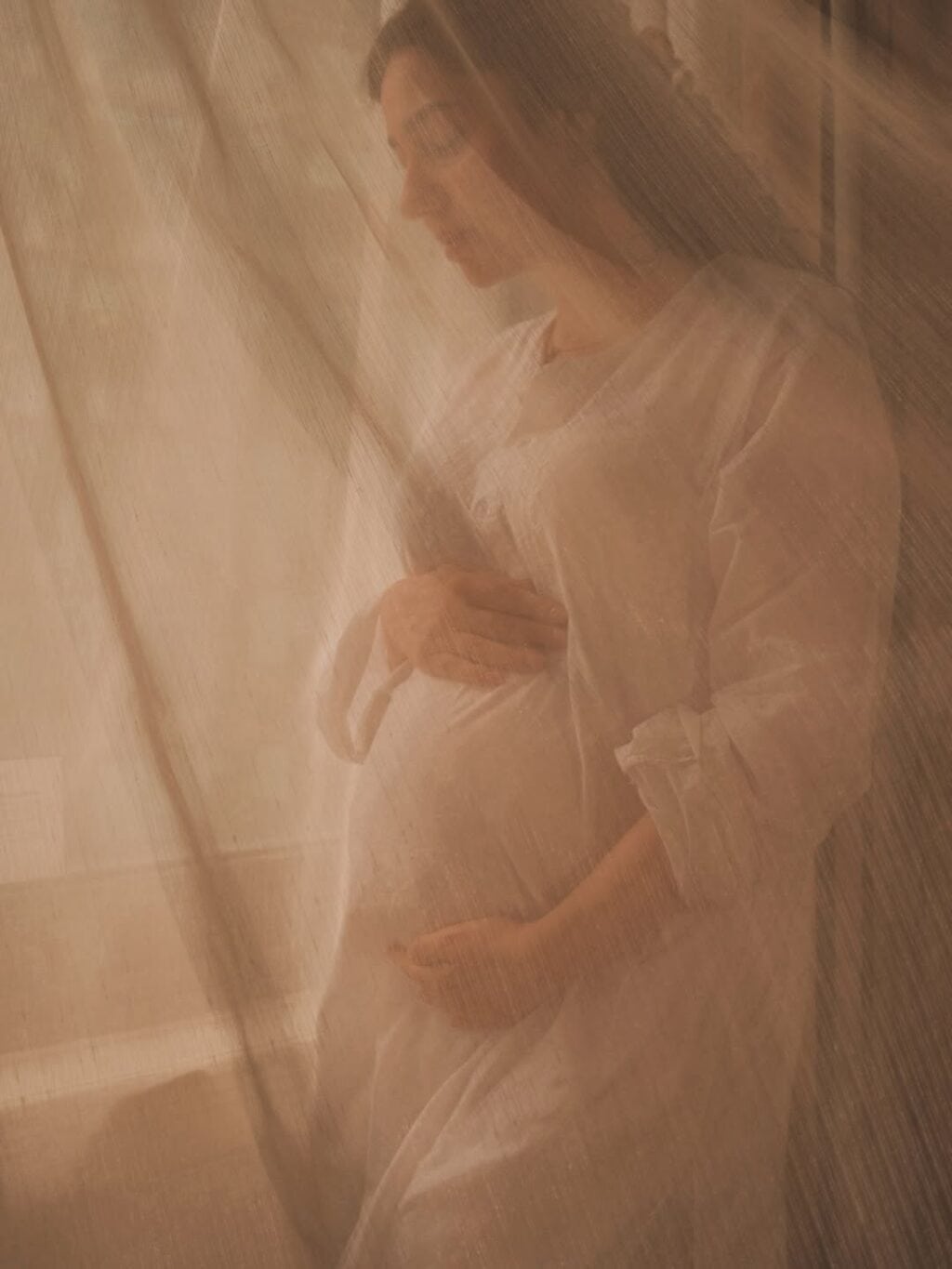 Mahira Khan Announces Pregnancy