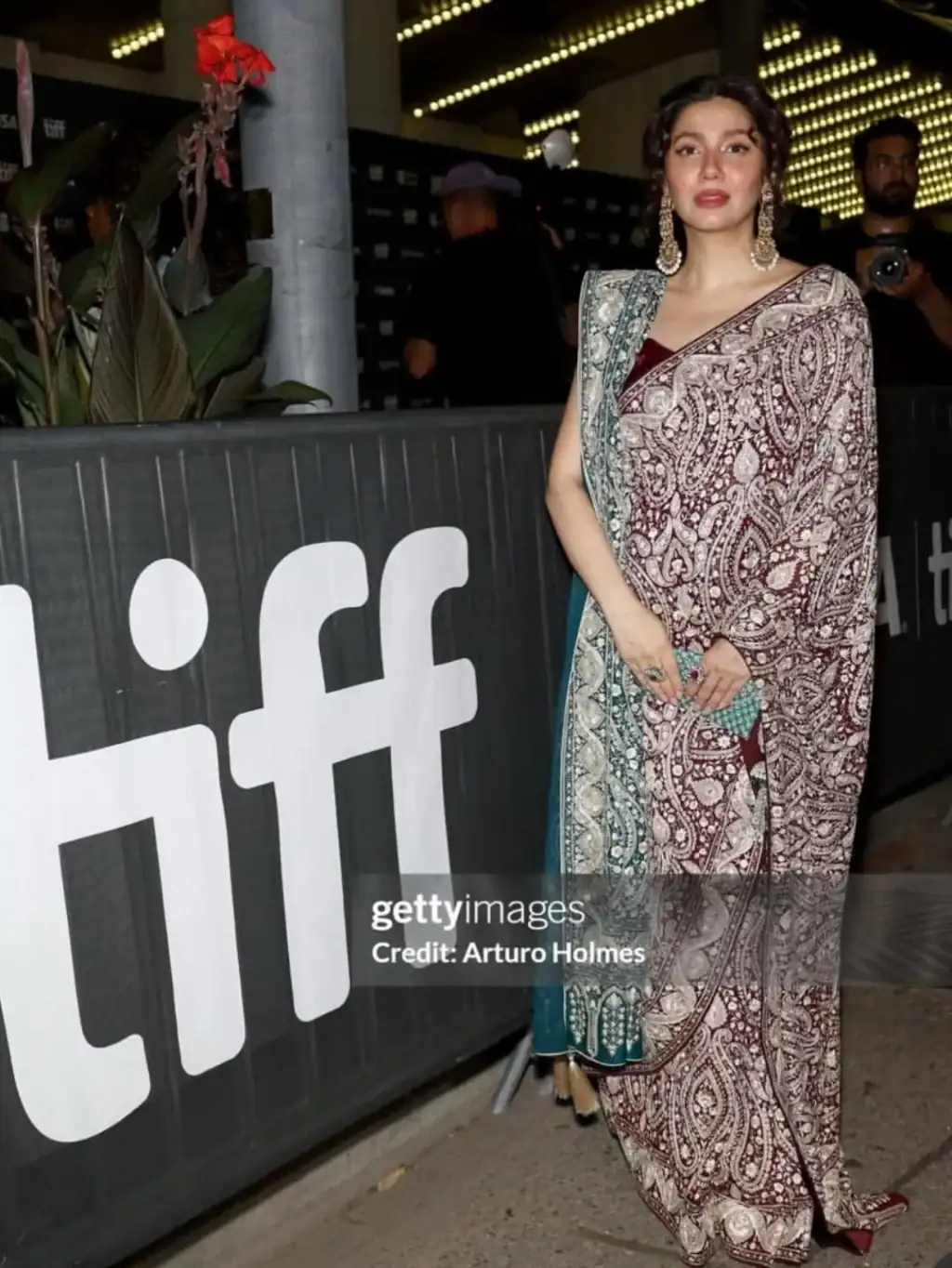 Mahira Khan Announces Pregnancy
