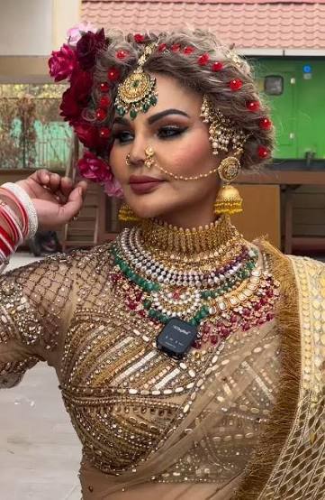 Hania Aamir Collaborates With Rakhi Sawant Hania Aamir Collaborates With Rakhi Sawant