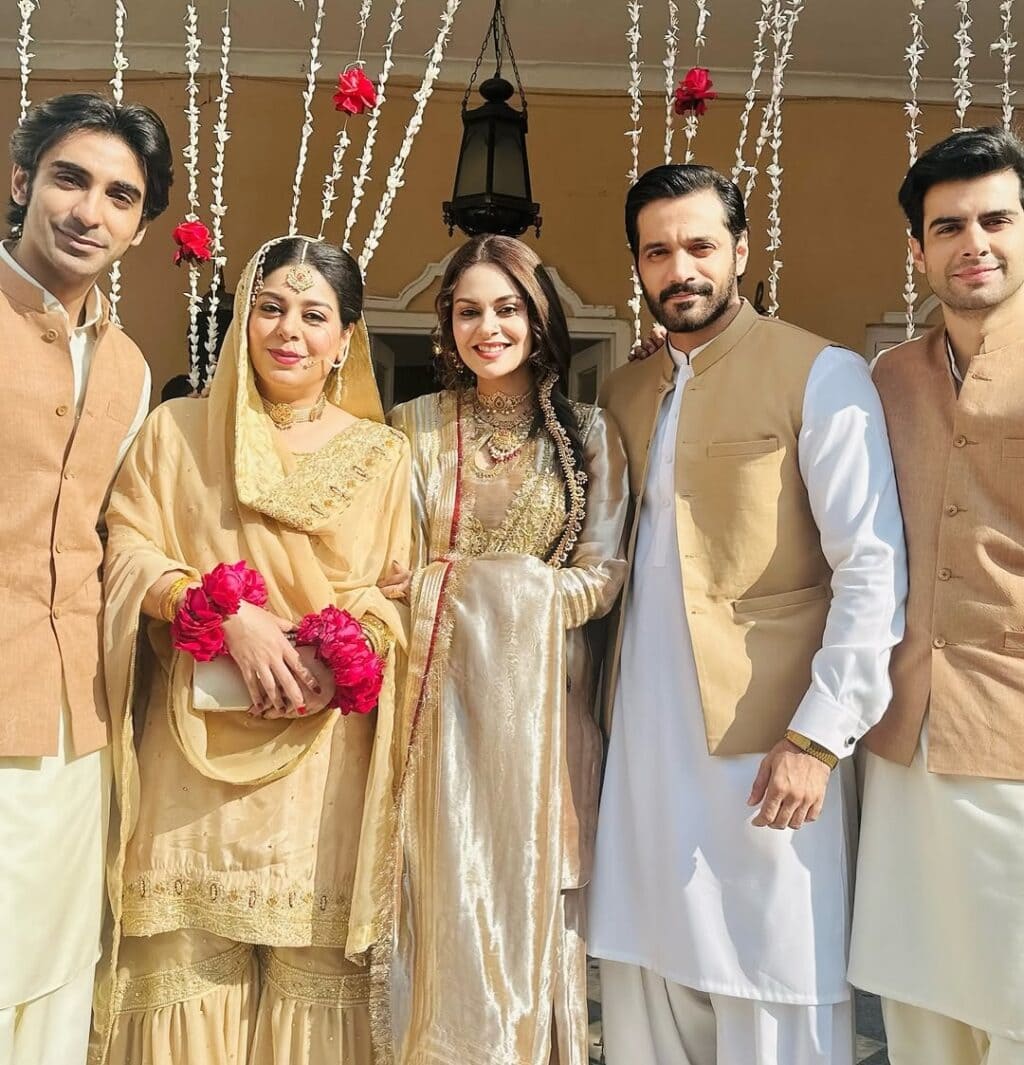 Amar Khan’s Formal Looks in Mitti de Baway Amar Khan’s Formal Looks in Mitti de Baway