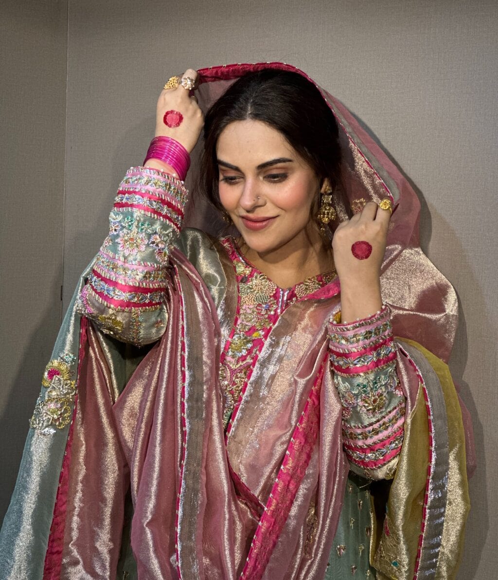 Amar Khan’s Formal Looks in Mitti de Baway Amar Khan’s Formal Looks in Mitti de Baway