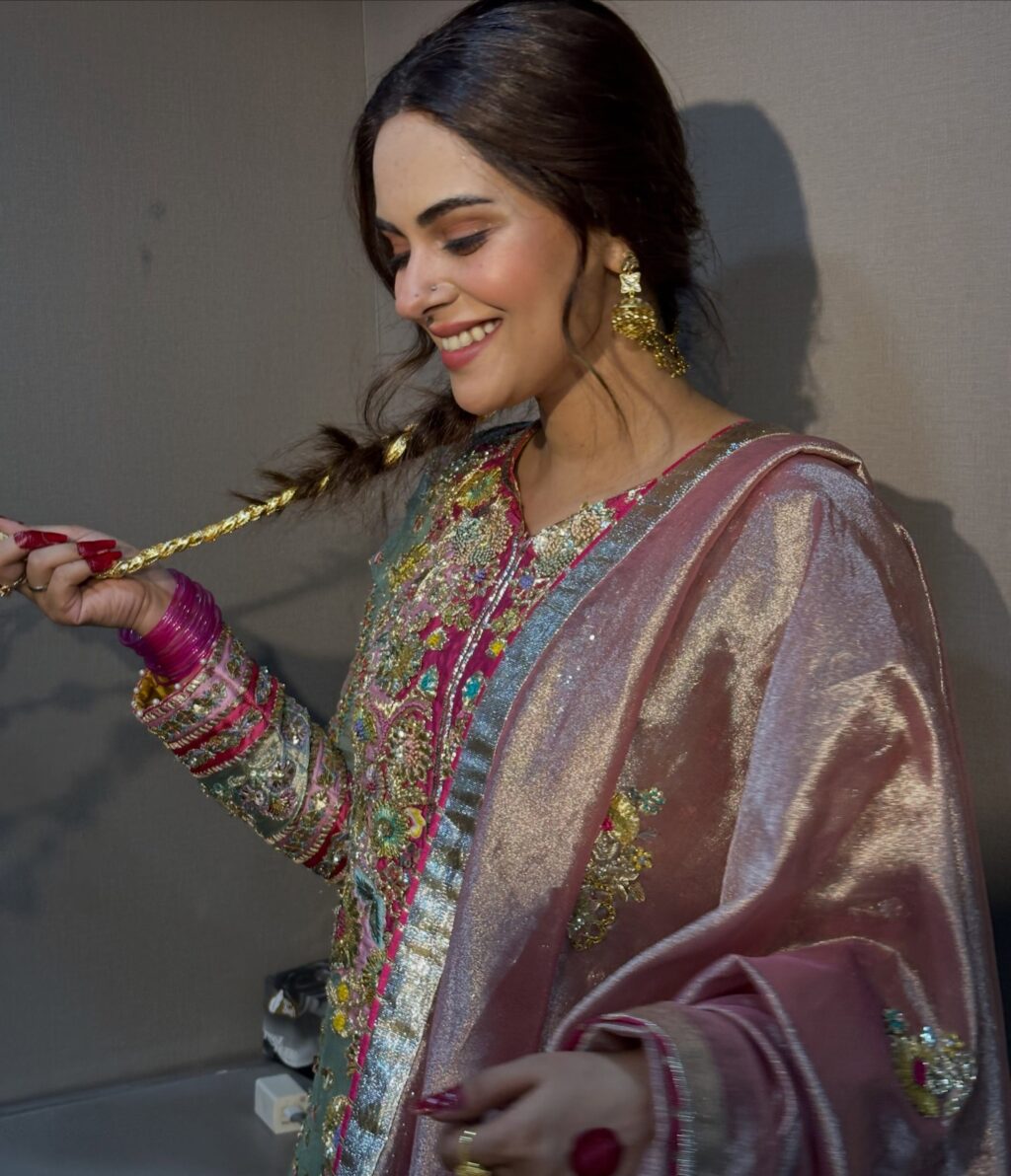 Amar Khan’s Formal Looks in Mitti de Baway Amar Khan’s Formal Looks in Mitti de Baway