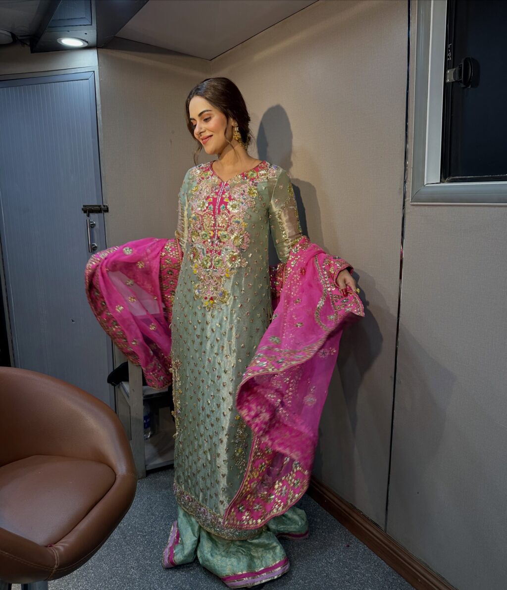 Amar Khan’s Formal Looks in Mitti de Baway Amar Khan’s Formal Looks in Mitti de Baway