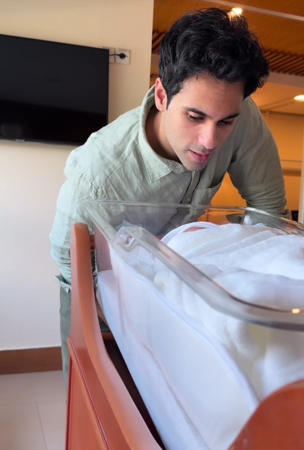Ameer Gilani Beautiful Reel While Giving Azaan in His Son's Ear Ameer Gilani Beautiful Reel While Giving Azaan in His Son’s Ear