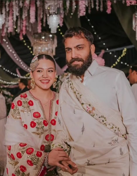 Asad Siddiqui Criticized For Holding Wife's Hand While Mother Falls on Floor Asad Siddiqui Criticized For Holding Wife’s Hand While Mother Falls on Floor