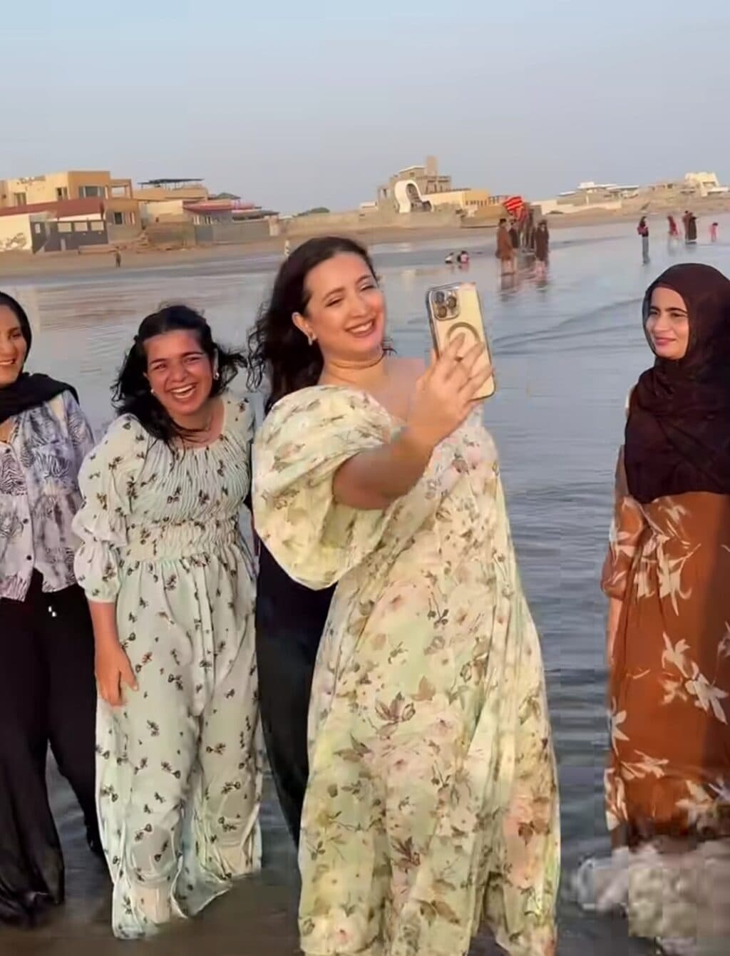 Komal Aziz Criticized For Her Show Off Picnic with Staff Komal Aziz Criticized For Her Show Off Picnic with Staff