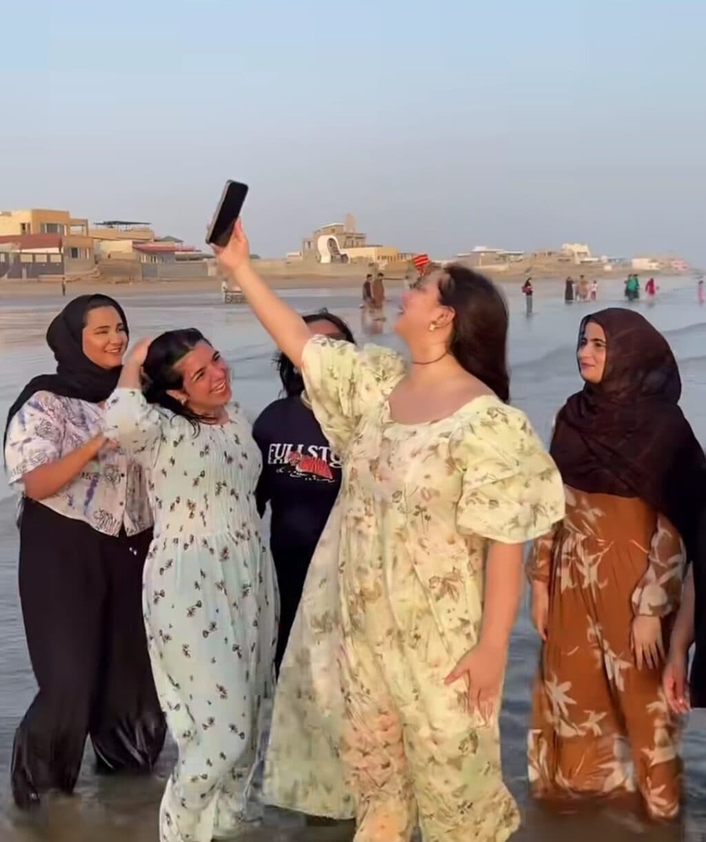 Komal Aziz Criticized For Her Show Off Picnic with Staff Komal Aziz Criticized For Her Show Off Picnic with Staff