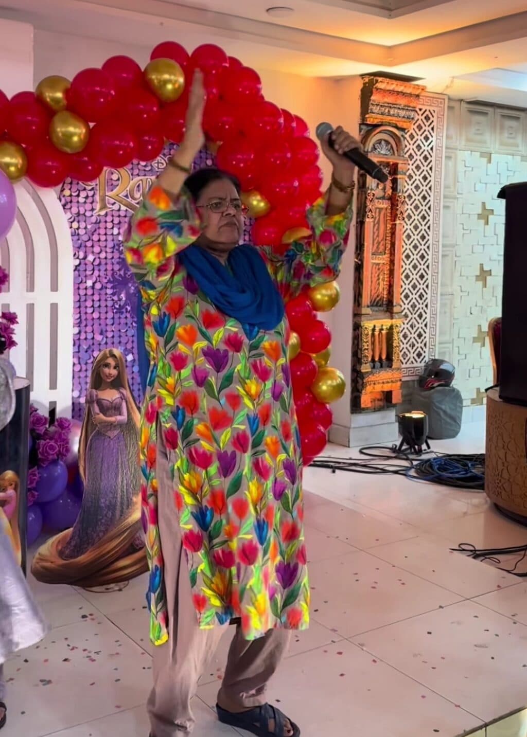Shazia Manzoor's Clumsy Concert Appearance Heavily Trolled Shazia Manzoor’s Clumsy Concert Appearance Heavily Trolled