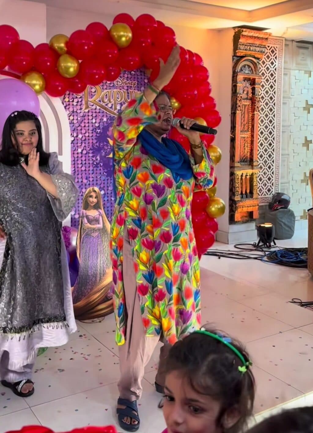 Shazia Manzoor's Clumsy Concert Appearance Heavily Trolled Shazia Manzoor’s Clumsy Concert Appearance Heavily Trolled