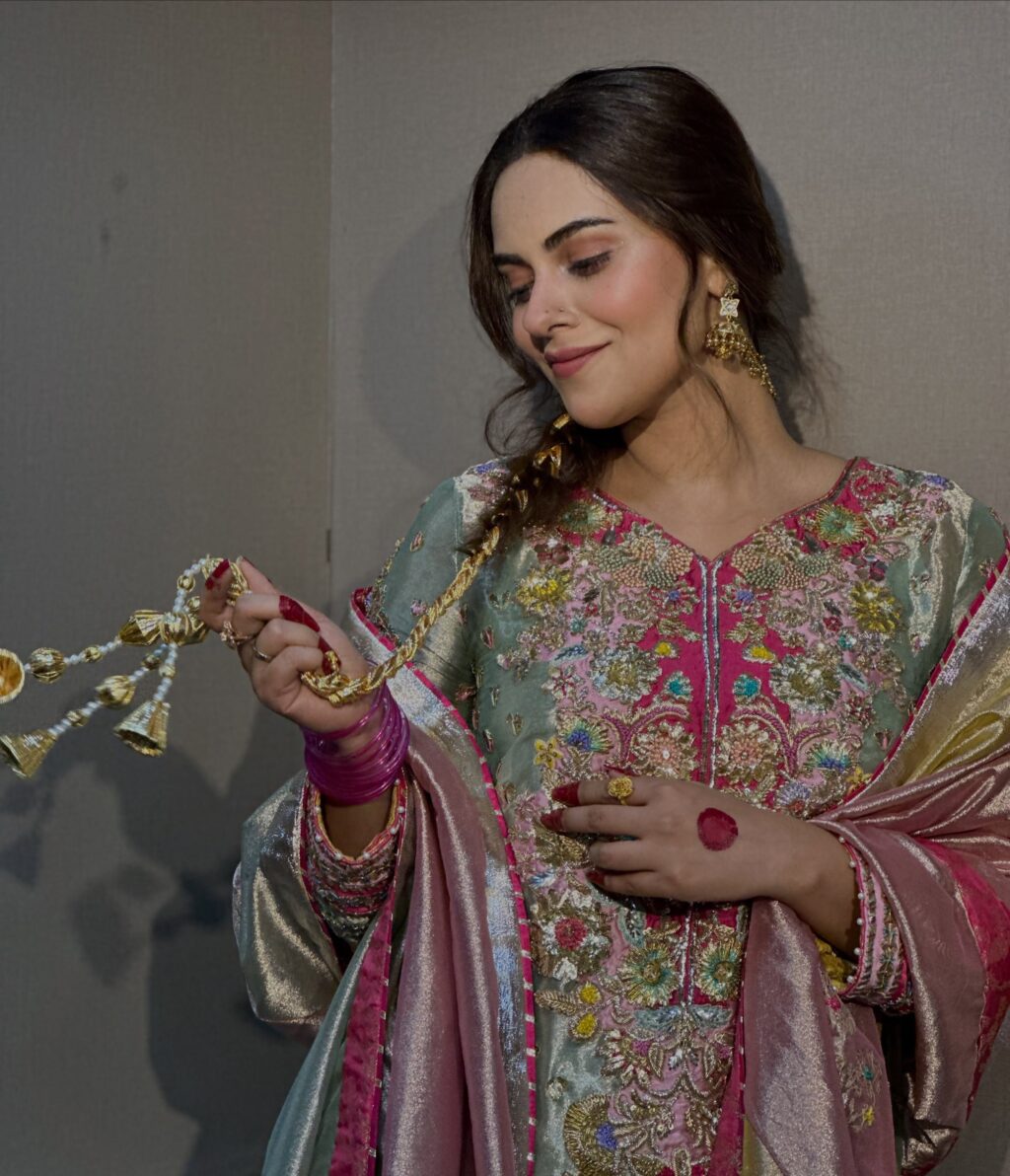 Amar Khan’s Formal Looks in Mitti de Baway Amar Khan’s Formal Looks in Mitti de Baway