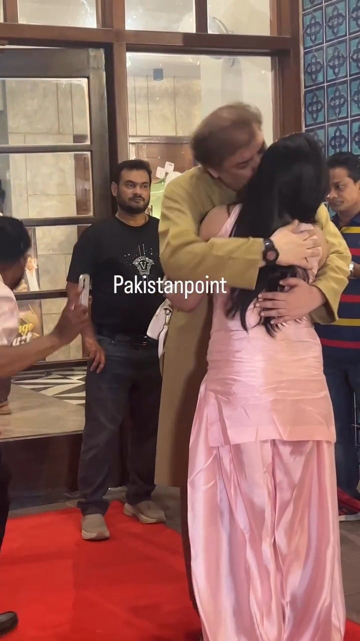 Audience Flabbergasted By Shameen Khan Hugging An Old Man Audience Flabbergasted By Shameen Khan Hugging An Old Man