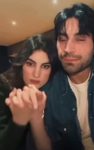Zayb Khan & Esra Ayesha's Romance During Live Goes Viral Zayb Khan & Esra Ayesha's Romance During Live Goes Viral