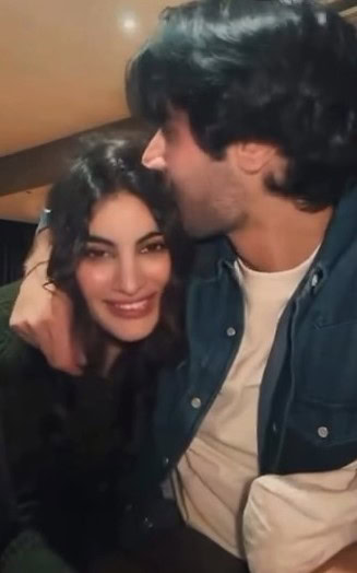 Zayb Khan & Esra Ayesha's Romance During Live Goes Viral Zayb Khan & Esra Ayesha's Romance During Live Goes Viral